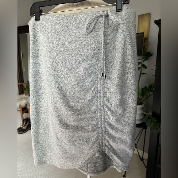 White House Black Market gray ruched skirt, size large - Picture 6 of 13